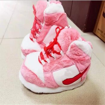 Chausson sneakers imitant des chaussure nike rose et montantes, présenté sur un carrelage