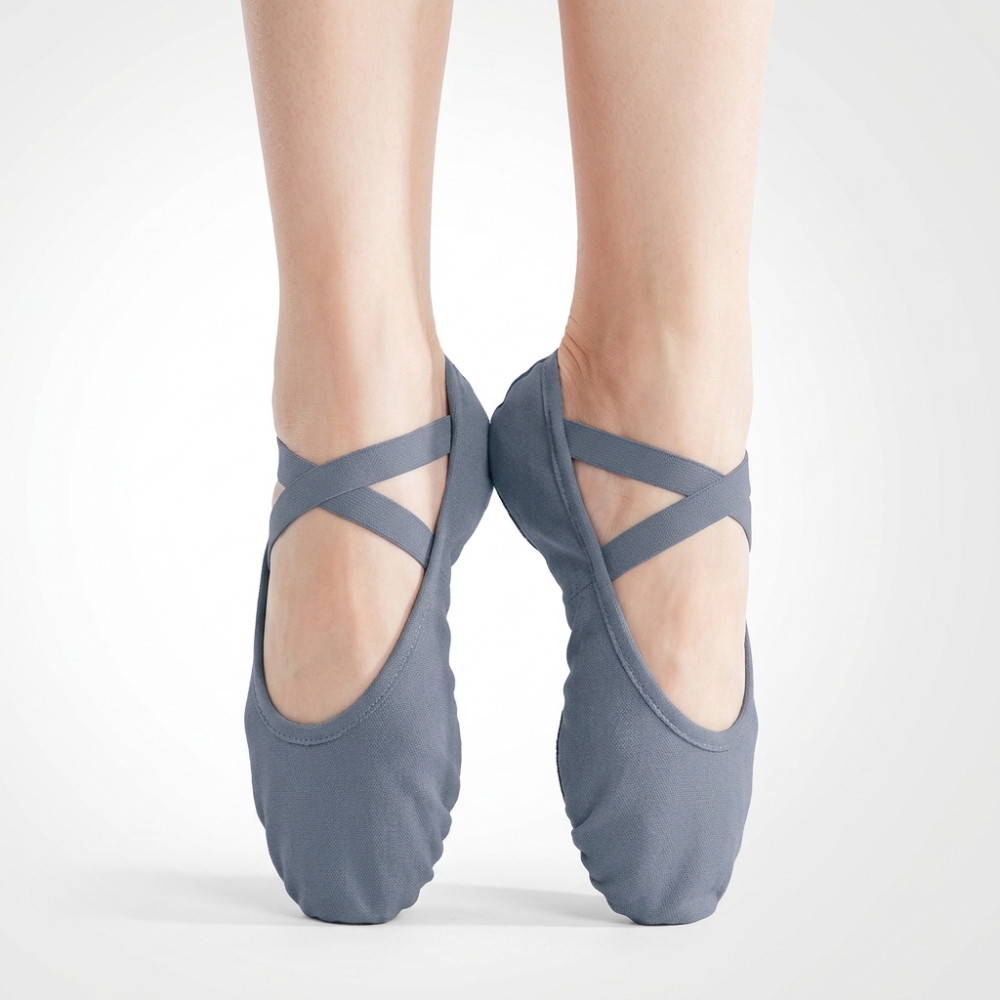 Photo studio de chaussures de ballet en toile grise portées, sur fond blanc