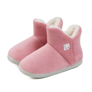 Pantoufles d'hiver roses pour femme fourrées et ultra douces sur fond blanc