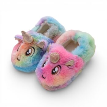 Deux chaussons enfant licorne doux et arc-en-ciel, en peluche multicolore avec oreilles dorées, corne brillante et visage brodé au regard joyeux.