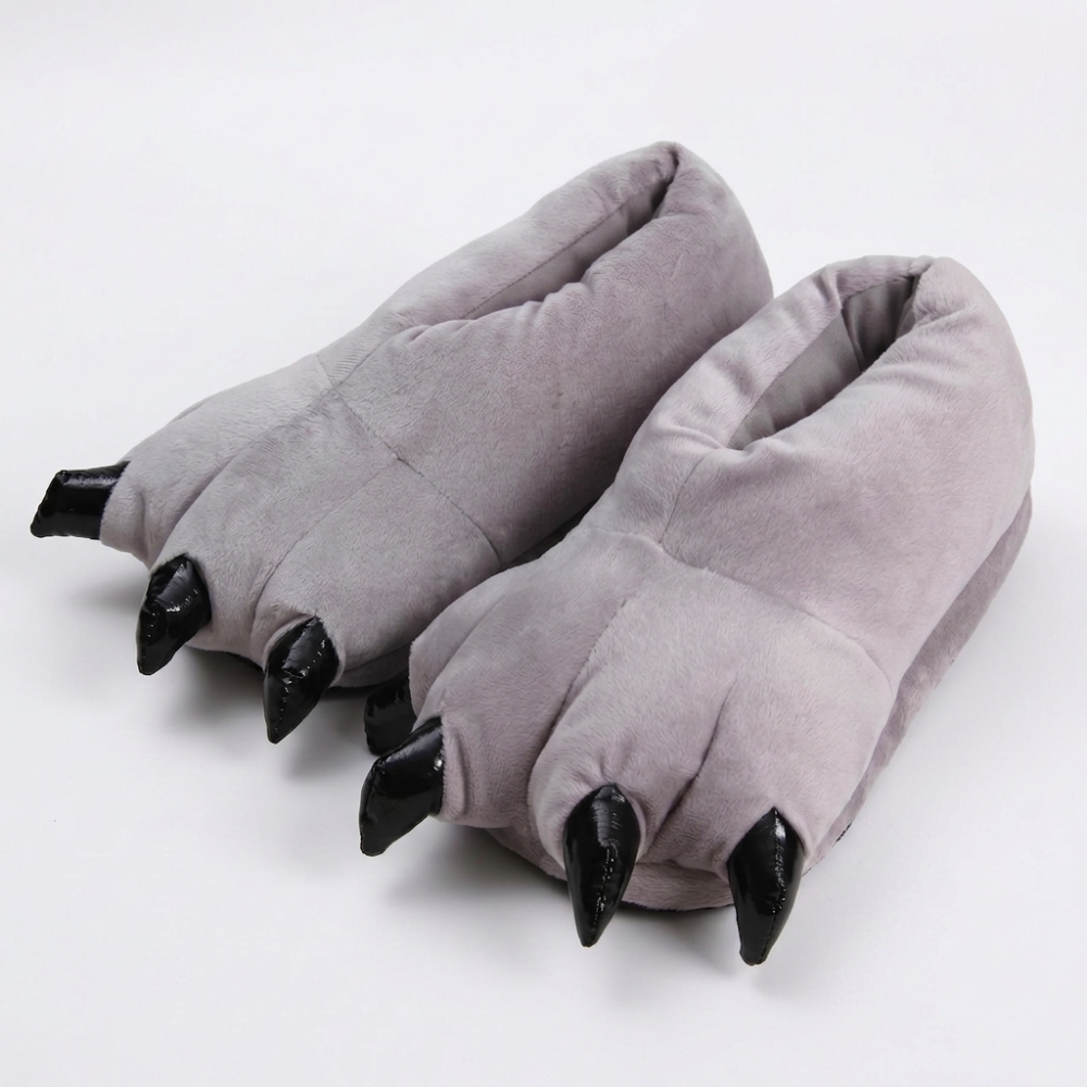 Pantoufles grises en forme de pattes de dinosaure sur fond gris
