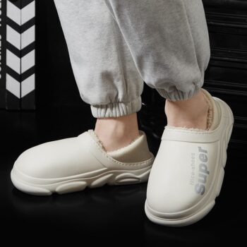 Chausson d'hiver fourrées au design moderne beige portés et présentés sur fond noir