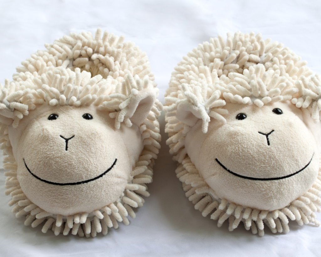 Chaussons pour enfants avec une tête de petits moutons blancs