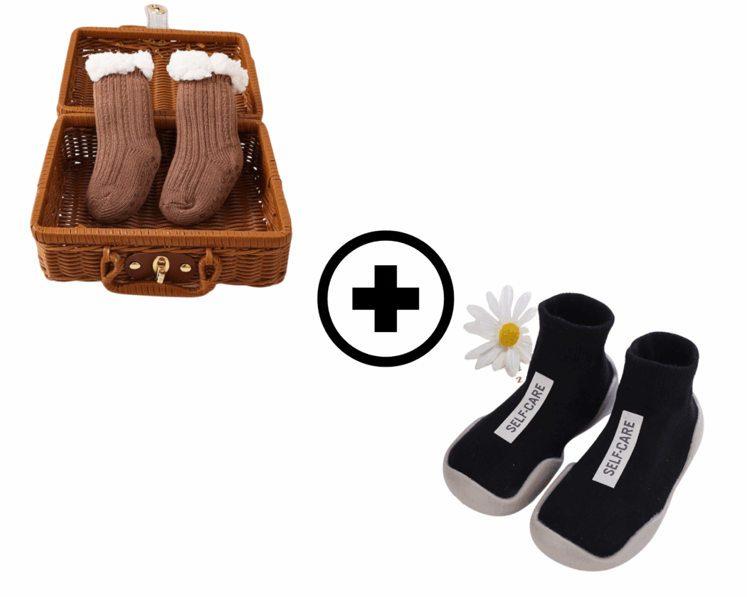 deux produits présentés sur fond blanc, une paire de chaussettes chaussons pour bébé marron présentés dans un panier marron en paille et une paire de chaussons souples noirs avec semelle