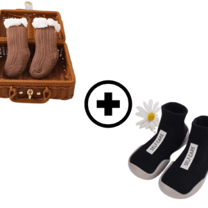 deux produits présentés sur fond blanc, une paire de chaussettes chaussons pour bébé marron présentés dans un panier marron en paille et une paire de chaussons souples noirs avec semelle