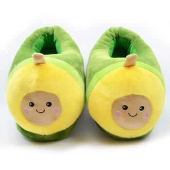 chaussons fermé moelleux jaune et vert rappelant le fruit de l'avocat et présentés côte à côte sur fond blanc