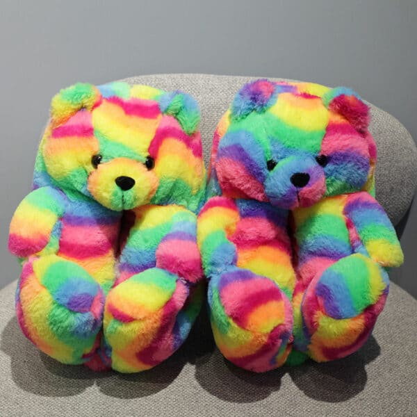 Chausson en forme d'ourson mignons et multicolores, posés l'un à côté de l'autre