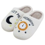 Chaussons tricot blanc avec inscription "meet me at midnight" pour femmes, avec une lune sur le premier chausson et une horloge sur le deuxieme