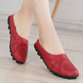 Chausson plat en cuir style mocassin rouge pour femmes, avec motifs en forme de fleurs noires sur le devant