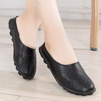 Chaussons plats en cuir style mocassin noir pour femmes, avec motifs en forme de fleurs noires sur le devant