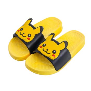 Chausson Pokémon ouverts Pikachu pour enfants présenté sur fond blanc