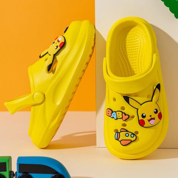 Chausson Pikachu sandale pour enfant présentée de face puis sur le côté