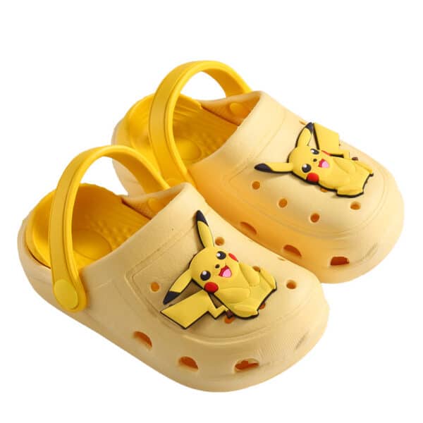 Chaussons pokemon sandale à trous pour enfants présenté sur fond blanc