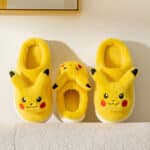 Chaussons Pokemon doux et chaud Pikachu pour enfant présentés sur un sol blanc