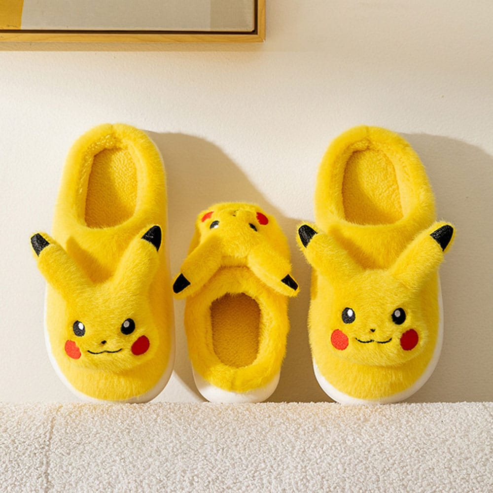 Chaussons Pokemon doux et chaud Pikachu pour enfant présentés sur un sol blanc