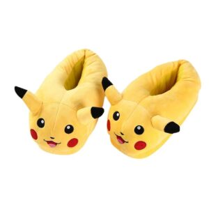 Chaussons Pokemon Pikachu chauds et douillets pour enfant sur fond blanc