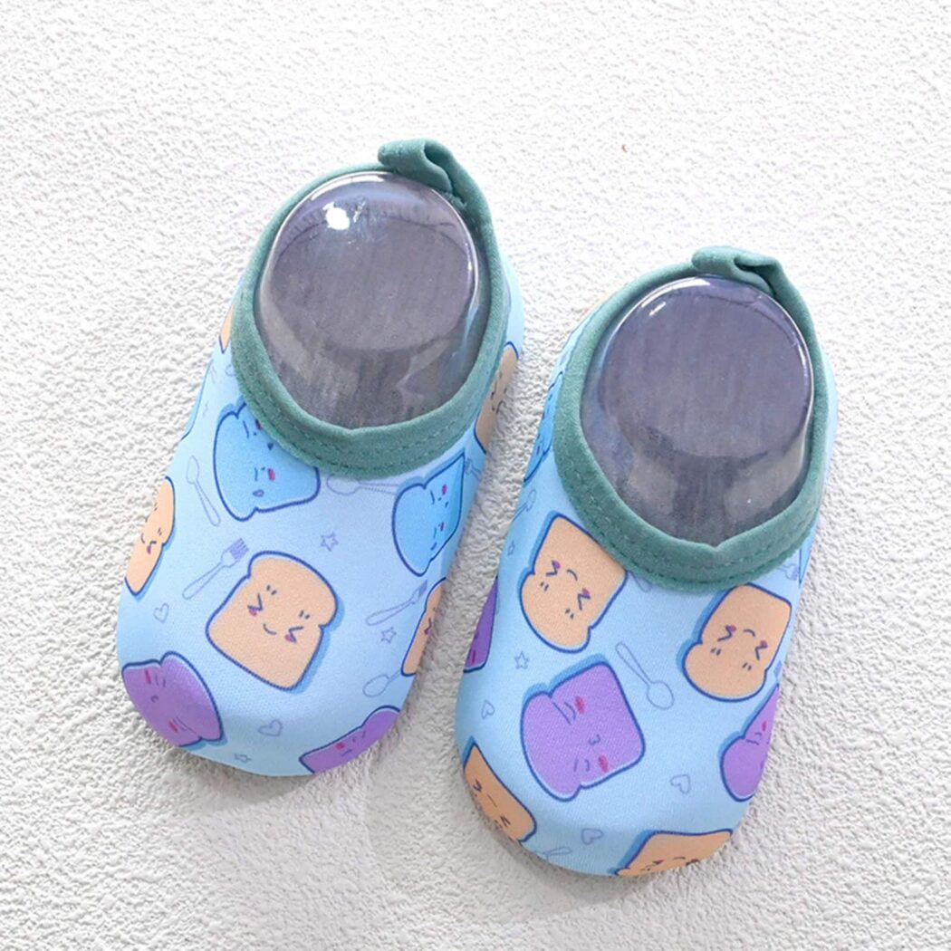 Chausson chaussette bébé garçon et fille pour l'eau bleu présenté sur fond blanc