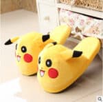 Chaussons en peluche Pokémon pour enfants présenté en jaune avec le personnage pikachu