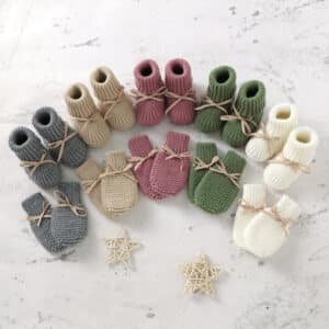 Ensemble de chaussons et gants tricotés pour bébés filles et garçons présentés dans toutes les couleurs proposées