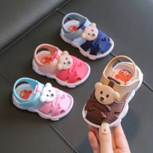 Sandales d'été respirantes unisexes pour bébé garçon et fille avec petit ourson présentée en plusieurs coloris