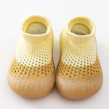 Chaussette chausson bébé garçon et fille beige en maille fine pour l'été présentée sur fond blanc