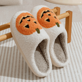 Chausson Drôle Blanc avec Design de Citrouille Halloween posés sur une structure en bois sur fond gris