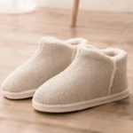Pantoufle Hiver Beige en Fausse Fourrure et Peluche sur fond beige
