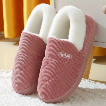 Pantoufle Hiver Rose Antidérapante en Toile et Peluche sur fond beige et blanc
