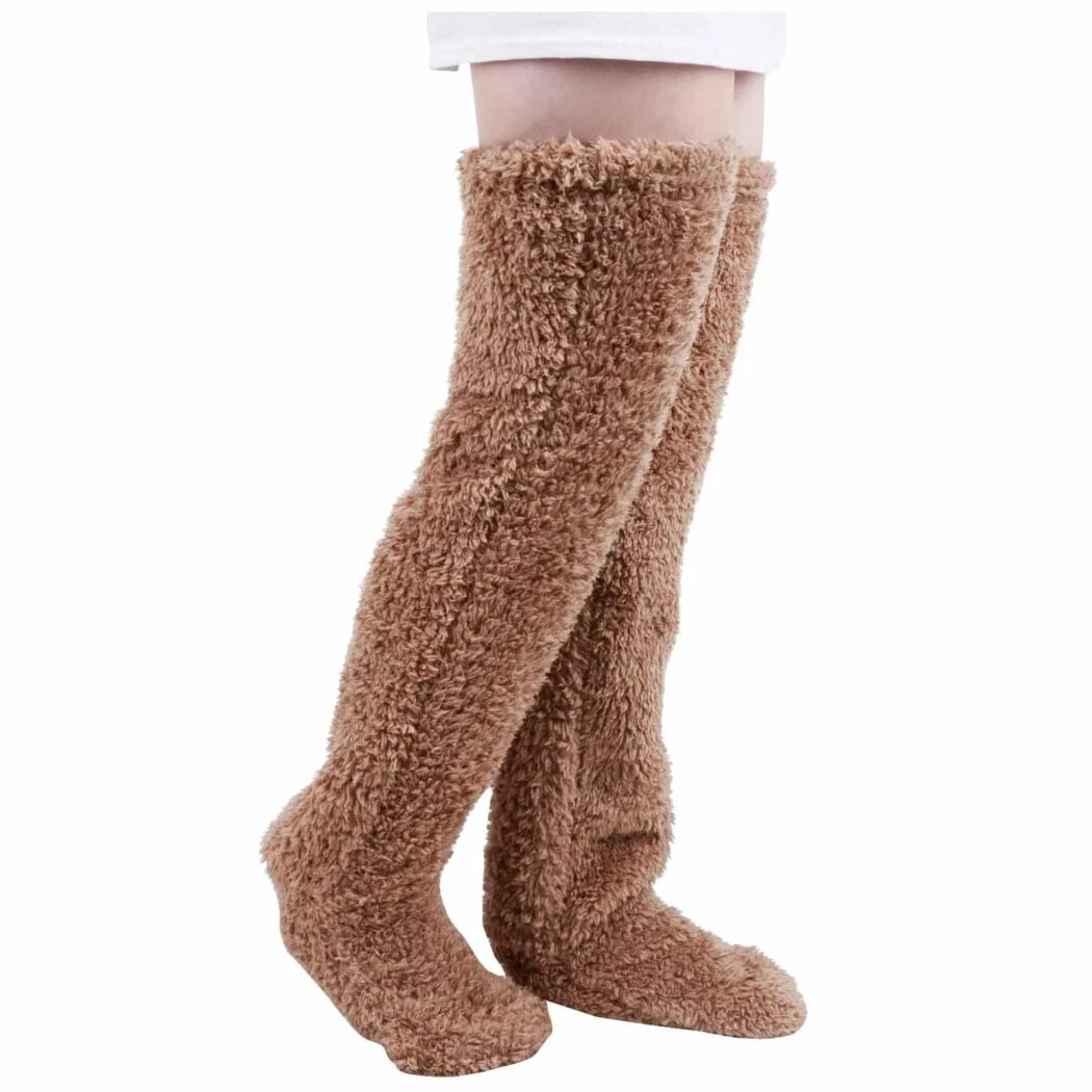 Chaussettes Chausson Femme Hautes de Style Jambières en Peluche sur fond blanc