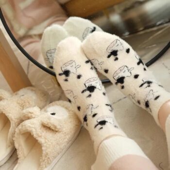 Chaussettes Chausson Fille Douces et Chaudes avec des Vaches Imprimées portée par une fille devant un miroir et des pantoufles à gauche