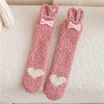 Chaussettes Chausson Fille avec des Oreilles de Lapin et un Nœud Papillon sur un tapis blanc