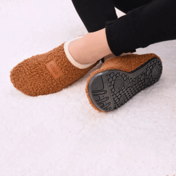 Chaussettes Chausson Garçon en Fourrure avec Semelle Souple portée par une personne sur un tapis gris