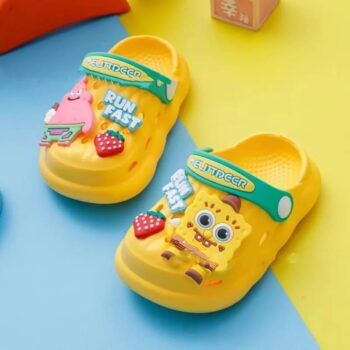 Chaussons Bob l'Éponge Drôles pour Enfants sur fond bleu et jaune