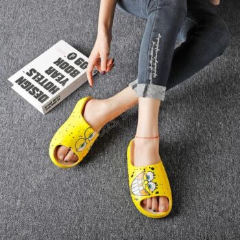 Chaussons Bob l'Éponge Respirants pour Extérieur sur les pieds d'une femme sur fond gris