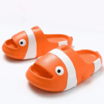 Chaussons Poisson Décontractés Oranges avec Rayures sur fond gris