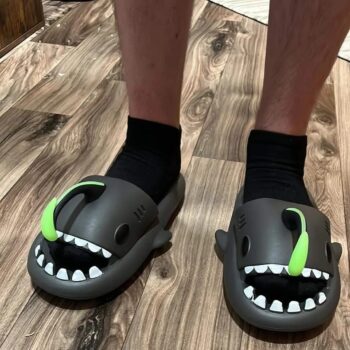 Chaussons Poisson Style Requin Lanterne Antidérapants sur les pieds d'un homme
