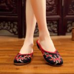 Chausson Chinois Brodé de Fleurs de Prunier Noir