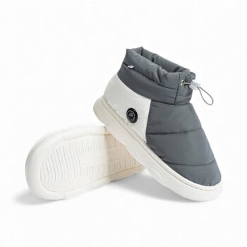 Chaussons chauffants à batterie rechargeables pour homme, gris et blancs, montants avec semelle antidérapante et bouton facilitant le réglage de la température, sur fond blanc uni.