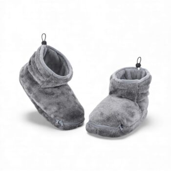 Chausson chauffant gris montant en peluche électrique avec alimenté par USB sur fond blanc.