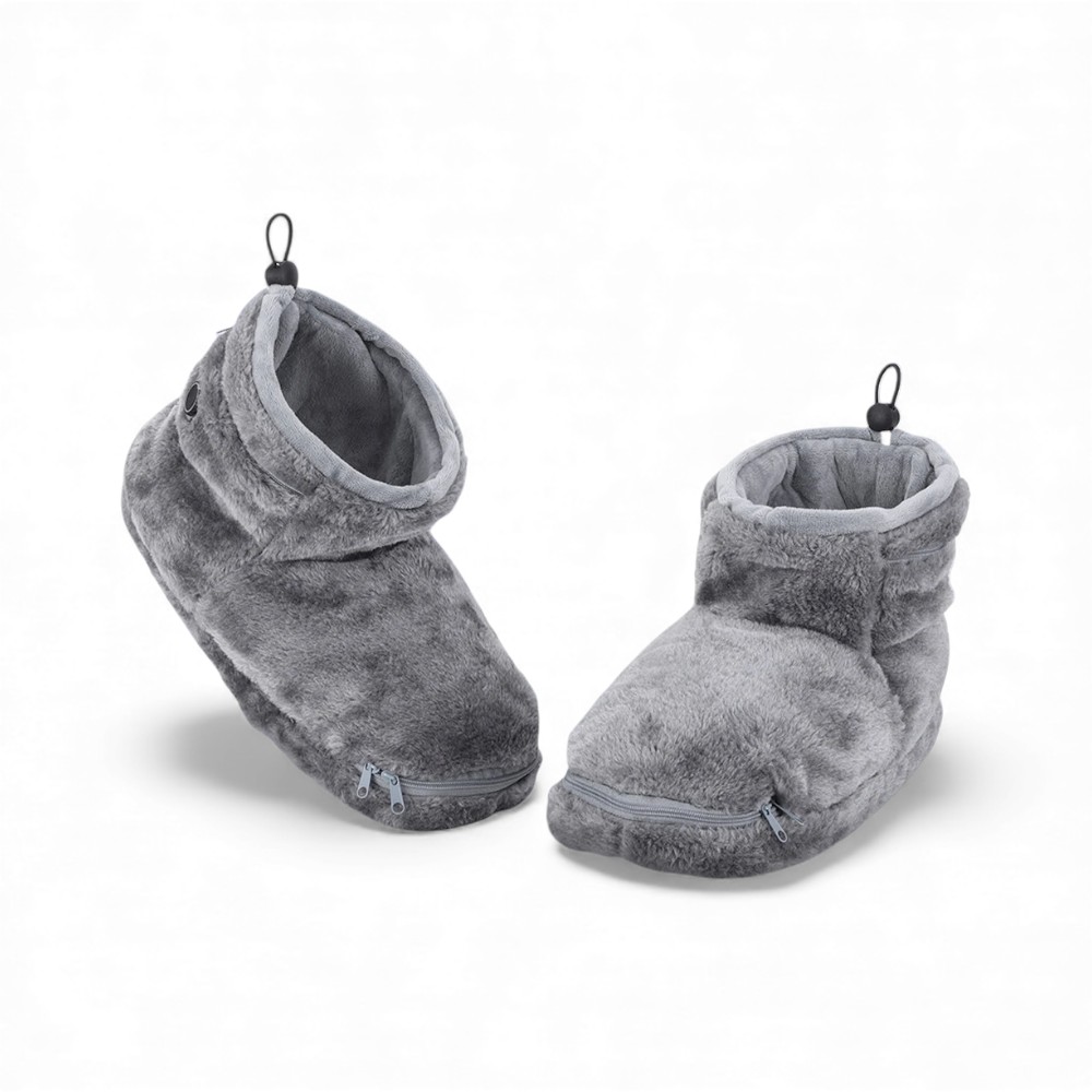 Chausson chauffant gris montant en peluche électrique avec alimenté par USB sur fond blanc.