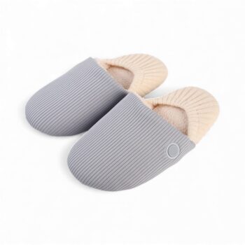 Chausson chauffant réglable avec batterie pour homme en tricot gris et beige sur fond blanc uni.