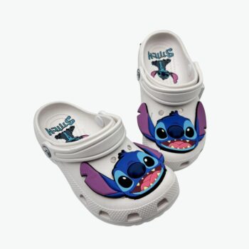 Chaussons stitch blanches style crocs, sur fond clair