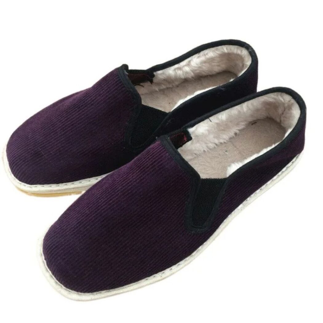 Chaussons style charentaises pour homme, en velours violet, fourré à l'intérieur.