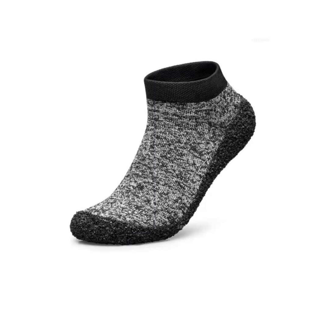 Une chaussette chausson pour homme de couleur gris chiné, avec le bout du pied, la semelle et la cheville de couleur noir