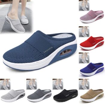 Plusieurs paires de chaussures orthpédiques de différentes couleurs, avec en haut à gauche les pieds d'une femme portant le modèle gris